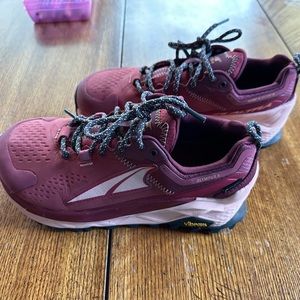 Altra Olympus 5 GTX low hiking shoe in excellent condition women’s size 8